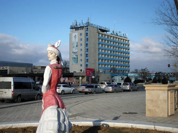 Estatua Una Niña Una Cama Flores Kazajstán Región Mangistau Ciudad — Foto de Stock