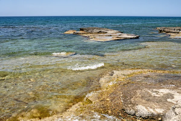 Plaża skalista. — Zdjęcie stockowe