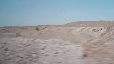 Boşluğunda yeni bir yol döşeme.
