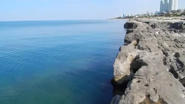 Ciudad junto al mar . — Vídeo de stock