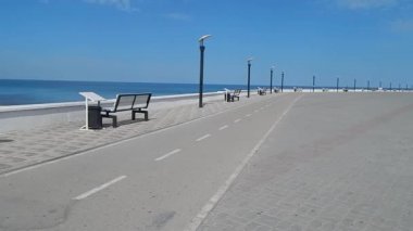 Alan deniz kenarında.