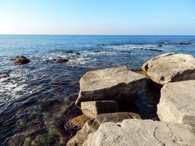 Hazar Denizi kayalık sahil.