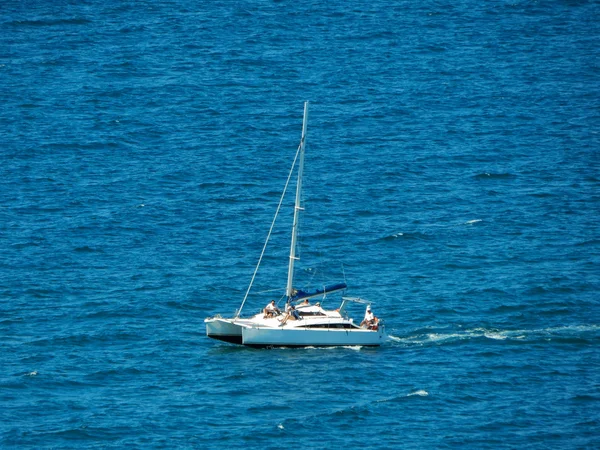 Jacht w morzu. — Zdjęcie stockowe