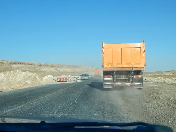 Camion di sorpasso sulla strada stretta . — Foto Stock