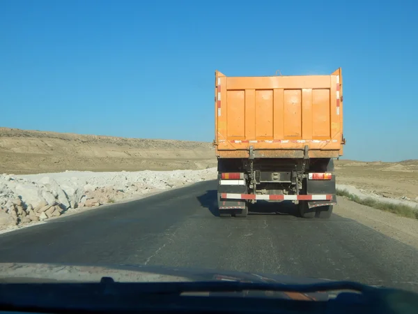 Wyprzedzania ciężarówki na wąskiej drodze. — Zdjęcie stockowe