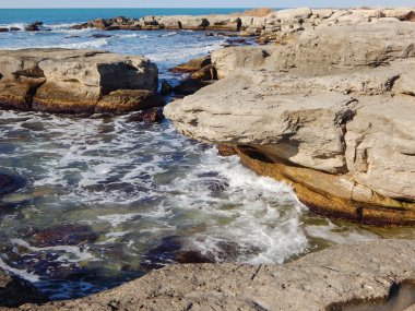Hazar Denizi kayalık sahil