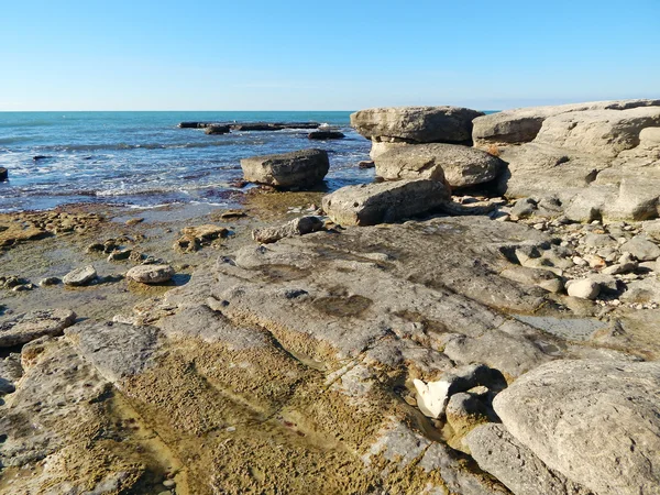 Orilla rocosa del mar Caspio — Foto de Stock