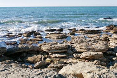 Hazar Denizi kayalık sahil