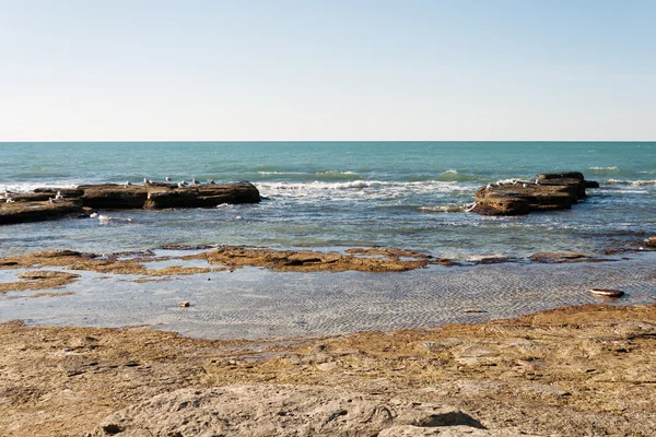 Skalisty brzeg Morza Kaspijskiego — Zdjęcie stockowe