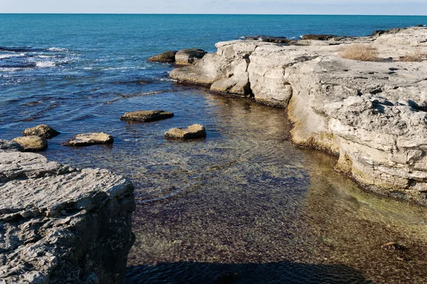 Skalnaté pobřeží Kaspického moře — Stock fotografie