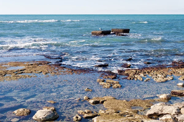 Skalnaté pobřeží Kaspického moře — Stock fotografie