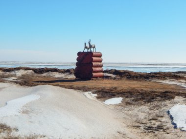 Yol kenarındaki heykel hayvanlar.