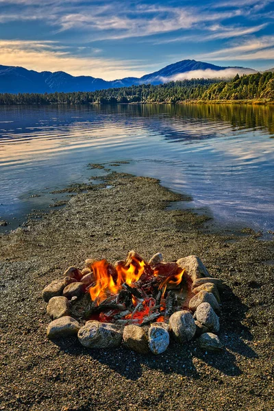 Fogo Aberto Uma Margem Lago Com Céu Azul Nuvens Distância Imagens De Bancos De Imagens