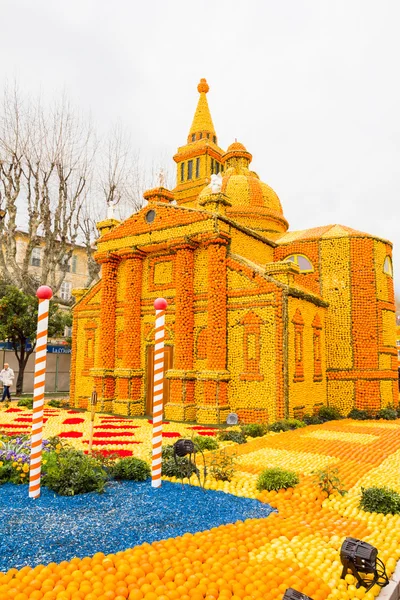 Kunst gemaakt van citroenen en sinaasappelen in het beroemde carnaval van Menton, Frankrijk. Fête du Citron. — Stockfoto