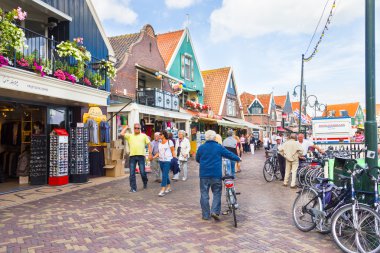 Volendam, Hollanda sokaklarda yürüyen turist
