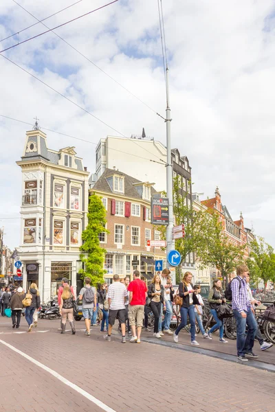 Gente caminando en el famoso mercado de flores en Amsterdam, Países Bajos — Foto de Stock