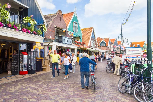 Turisty po ulicích v Volendam, Nizozemsko — Stock fotografie