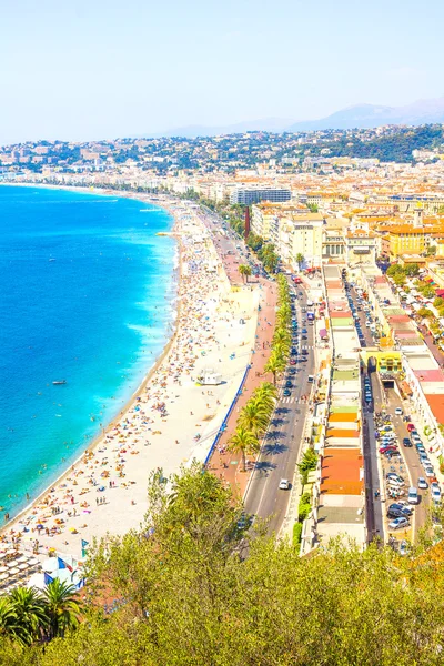 Los turistas disfrutan del buen tiempo en la playa de Niza, Francia — Foto de Stock