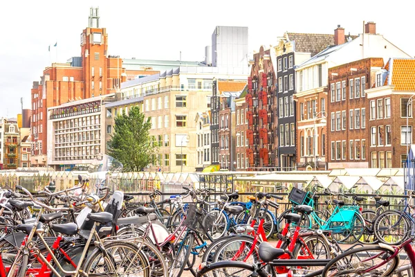 Amsterdam canal and bikes — Stock Photo, Image