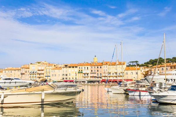 Lodě v starém přístavu Saint Tropez, Francouzská Riviéra — Stock fotografie