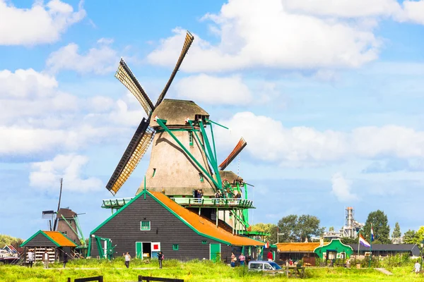 Tourists walking in the rural area in Zaandam, The Netherlands — Stock Photo, Image