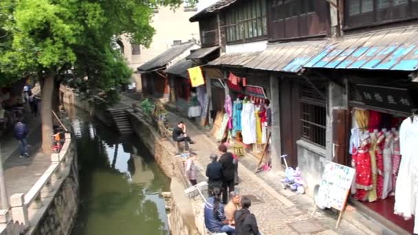 Τουρίστες περπάτημα στους δρόμους της Suzhou, Κίνα — Αρχείο Βίντεο