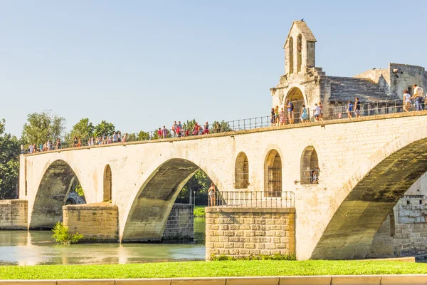 Туристы, идущие по Авиньонскому мосту, Франция — стоковое фото