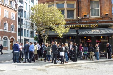 Londra şehir merkezinde tipik bir pub önünde içme insanlar.