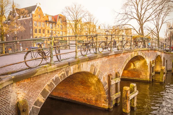 Amsterdam canal and bicycles — Stock Photo, Image