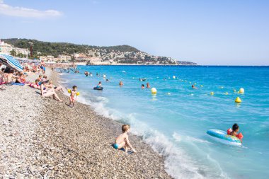 Turistler Nice, Fransa sahilde güzel havanın tadını çıkarmak