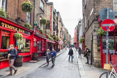 Temple Bar alanı, Dublin, İrlanda yürüyen turist