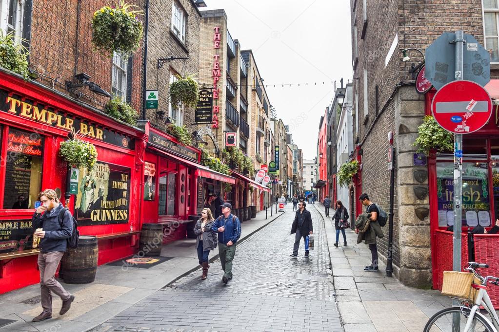 Turistas Andando No Templo Bar rea Dublin Irlanda Fotografia De street-view-of-temple-bar-famous-historical-pub-in-dublin-ireland