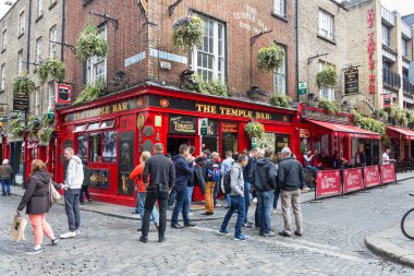Temple Bar alanı, Dublin, İrlanda yürüyen turist