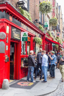 Temple Bar alanı, Dublin, İrlanda yürüyen turist