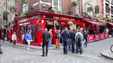Temple Bar alanı, Dublin, İrlanda yürüyen turist