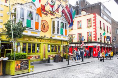 Temple Bar alanı, Dublin, İrlanda yürüyen turist