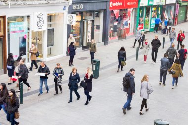 Grafton Street, Dublin, İrlanda'da yürüyen insanlar