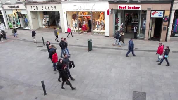 Ανθρώπους που περπατούν στο η Grafton Street, Δουβλίνο, Ιρλανδία — Αρχείο Βίντεο