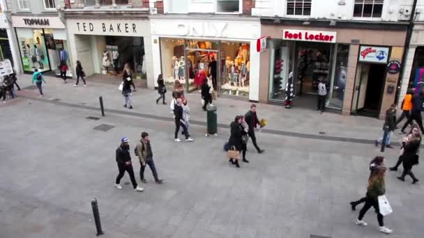 Mensen lopen op de Grafton Street, Dublin, Ierland — Stockvideo