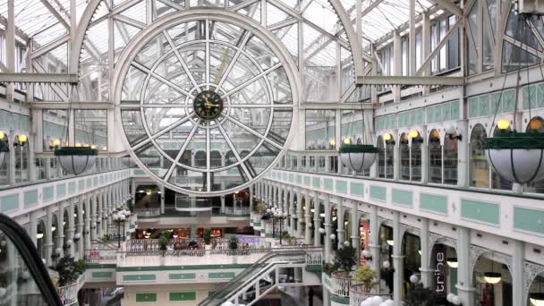 Orang berjalan di Stephen 's Green Shopping Centre, Dublin, Irlandia — Stok Video