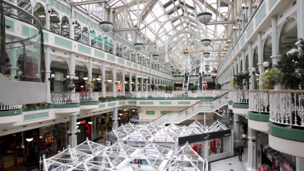 Persone che camminano nel Stephen's Green Shopping Centre, Dublino, Irlanda — Video Stock