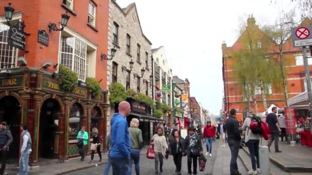 Turistas caminhando na área Temple Bar, Dublin, Irlanda — Vídeo de Stock