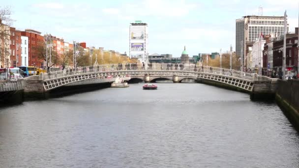 Ribera del río Liffey en Dublín, Irlanda — Vídeo de stock