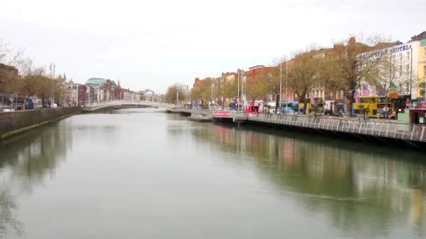 Liffey River bank in Dublin, Ireland — стоковое видео
