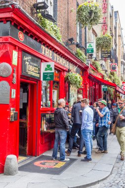 Temple Bar alanı, Dublin, İrlanda yürüyen turist