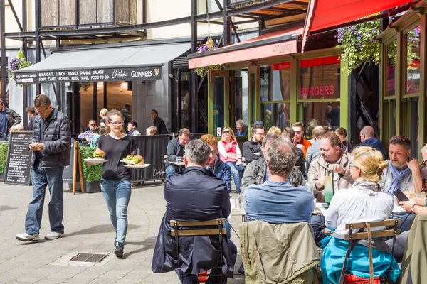 Persone che bevono in un ristorante presso il Guinness Storehouse, Dublino, Irlanda — Foto Stock