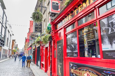 Temple Bar alanı, Dublin, İrlanda yürüyen turist