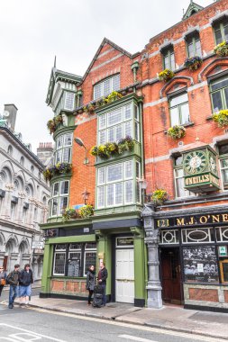 Temple Bar alanı, Dublin, İrlanda yürüyen turist