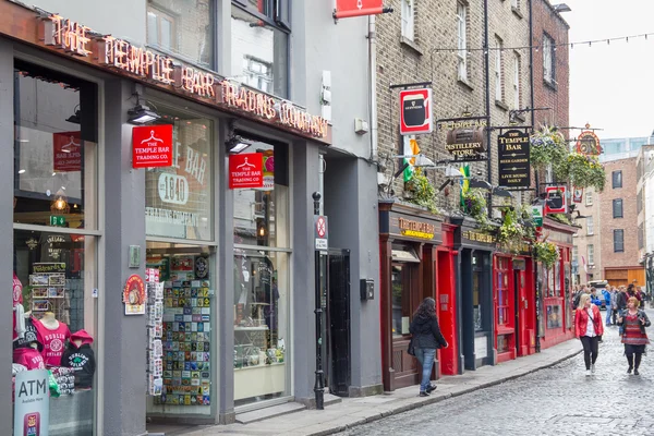 Temple Bar alanı, Dublin, İrlanda yürüyen turist