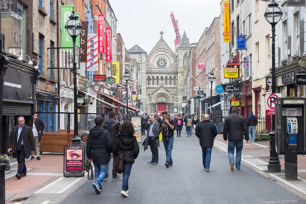 Grafton Street, Dublin, İrlanda'da yürüyen insanlar